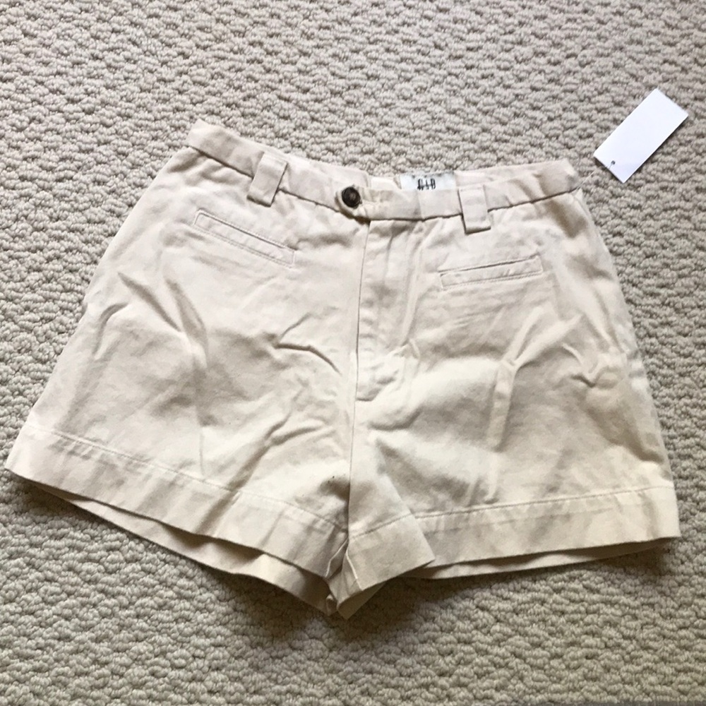 Gap khaki shorts. BNWT. Size 4.